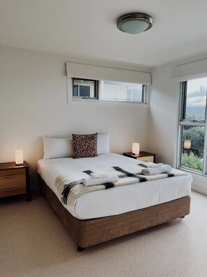 3 bedrooms, WiFi, bed sheets - Panoramic Views | Modern Home | Central Location (Glamorgan-Spring Bay)