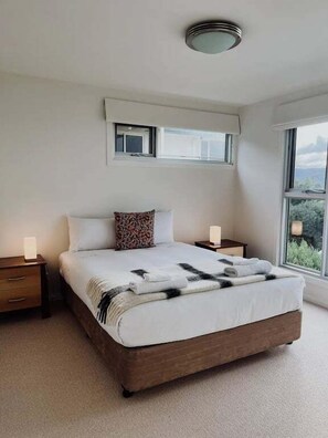 3 bedrooms, WiFi, bed sheets - The Watch House - Panoramic Views | Modern Home | Central Location (Glamorgan-Spring Bay)