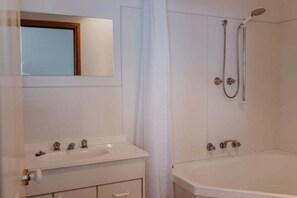 Combined shower/tub, towels, shampoo, toilet paper