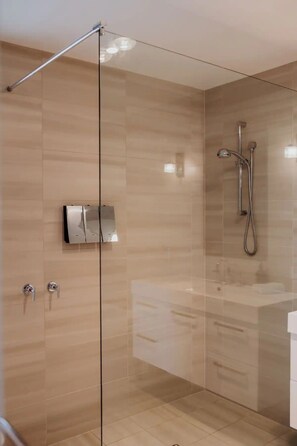 Chuveiro, toalhas de banho, shampoo 