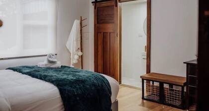 Cottage on Groom - St Marys Charm and Convenience