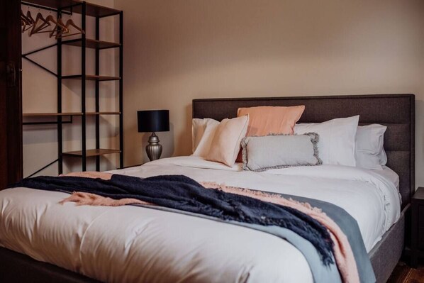 3 habitaciones, tabla de planchar con plancha y ropa de cama 