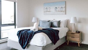A modern bedroom with a large bed, two bedside tables, and a window. - Anchored@Bicheno - Ohmyview! (Glamorgan-Spring Bay)