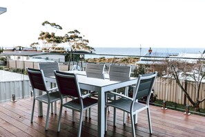 Outdoor dining - Anchored@Bicheno - Ohmyview! (Glamorgan-Spring Bay)