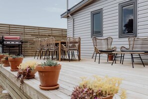 Outdoor dining - BASK at Bicheno - Cute Two Bedroom Getaway (Bicheno)