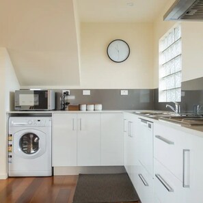 Fridge, stovetop, dishwasher - Luxury Oceanfront Escape - The Lookout at Cod Rock Point (Glamorgan-Spring Bay)