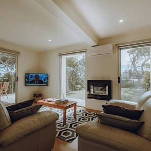 Living area - Luxury Oceanfront Escape - The Lookout at Cod Rock Point (Glamorgan-Spring Bay)