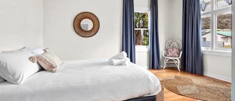 4 habitaciones, tabla de planchar con plancha y ropa de cama