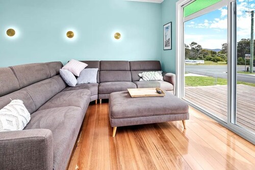 Bicheno Beach House - Location Location!!