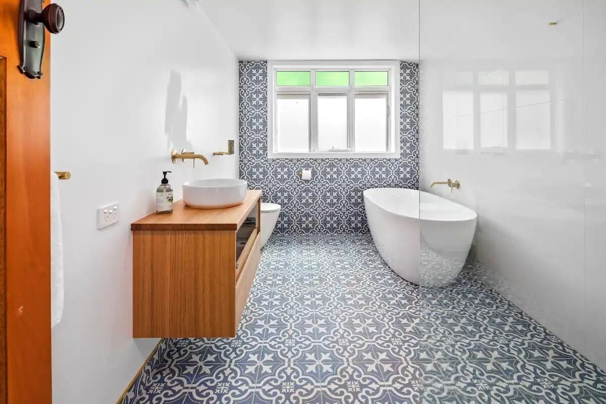 Shower, towels, shampoo, toilet paper