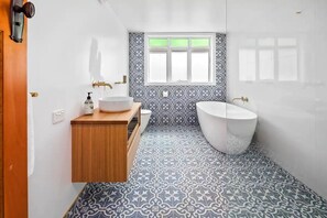 Shower, towels, shampoo, toilet paper - Bicheno Beach House - Location Location!! (Glamorgan-Spring Bay)
