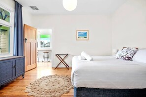 4 chambres, fer et planche à repasser, draps fournis