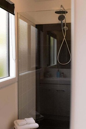 Douche, séchoir à cheveux, serviettes fournies, shampooing