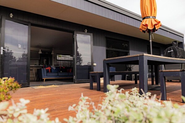 Outdoor dining - Lifebuoy Beach House Bicheno (Glamorgan-Spring Bay)