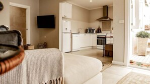 Una cocina moderna con armarios blancos, un microondas y una estufa.