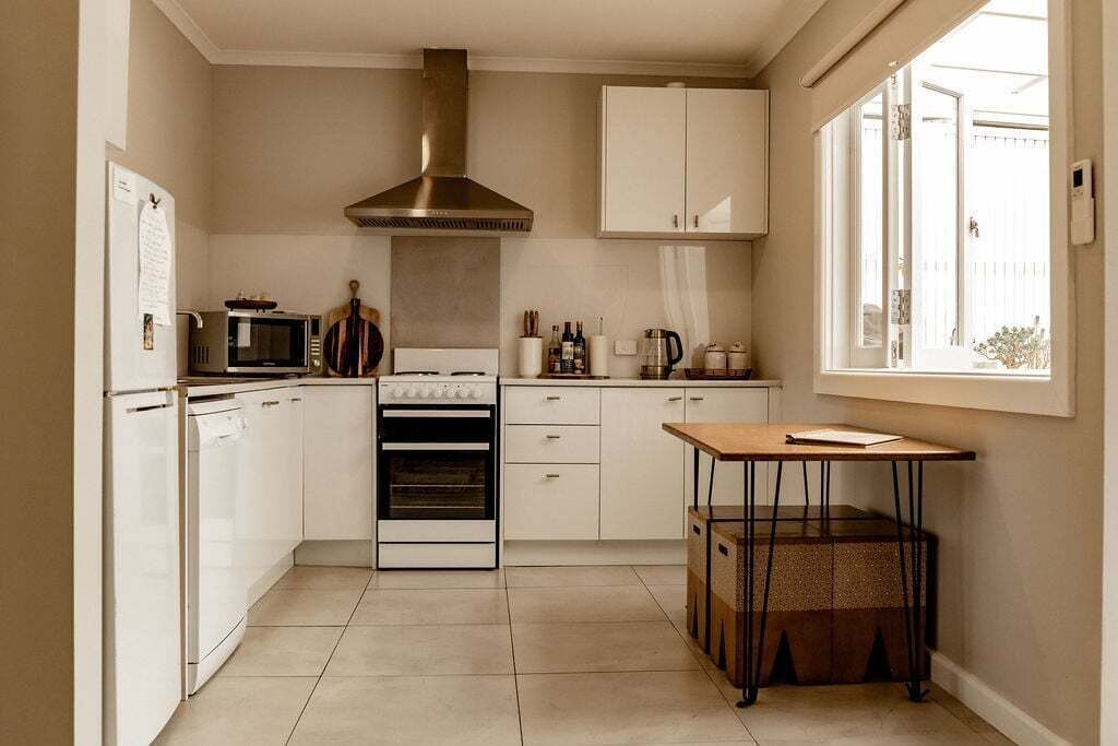 Frigorífico, microondas, horno y placa de cocina