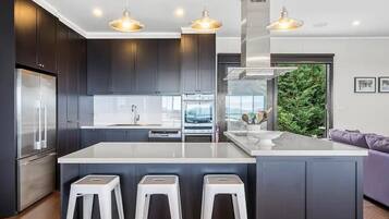 Refrigerador, microondas, horno y parrilla de estufa