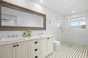 Douche, sèche-cheveux, serviettes fournies, savon