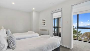 3 habitaciones, tabla de planchar con plancha y ropa de cama