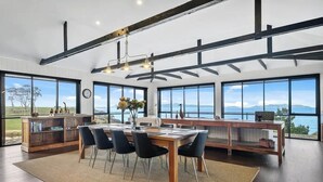 Un comedor amplio con una gran mesa, sillas y vistas al exterior.