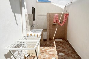 Douche, sĂšche-cheveux, bidet