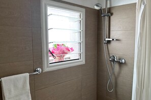 Douche, sĂšche-cheveux, bidet