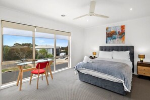 3 bedrooms, desk, iron/ironing board, WiFi - Seaview Haven: Pet Friendly (Torquay)