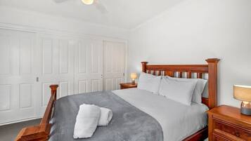 3 bedrooms, desk, iron/ironing board, WiFi