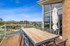 Outdoor dining - Seaview Haven: Pet Friendly (Torquay)