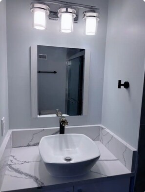 Shower, hair dryer, towels, soap - Best garden private single room close LRT&free parking (Calgary)