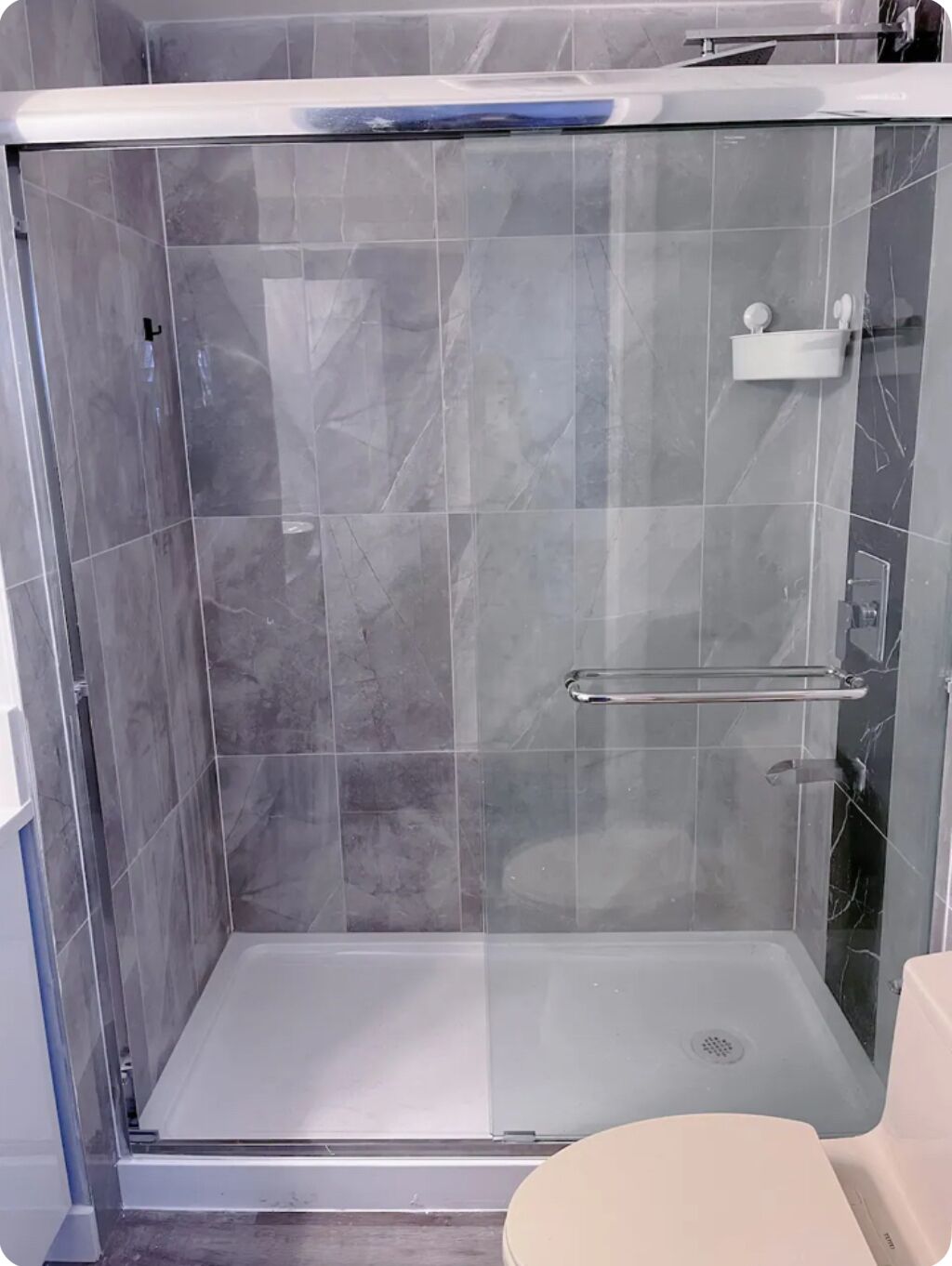 Ducha, secador de pelo, toallas y jabón