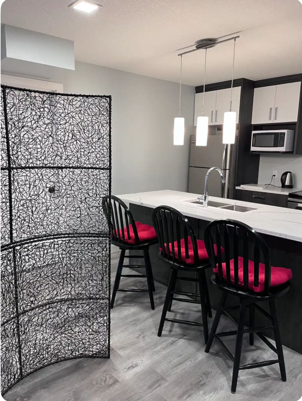 Frigorífico, microondas, horno y placa de cocina