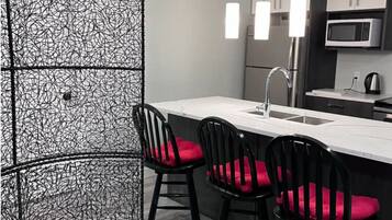 Frigorífico, microondas, horno y placa de cocina