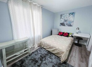 1 bedroom, WiFi, bed sheets - Best garden private single room close LRT&free parking (Calgary)