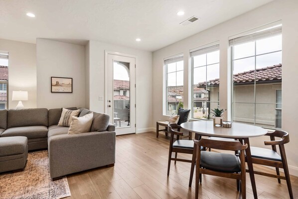 Maison en rangée, 4 chambres | Aire de séjour | Téléviseur connecté, services de diffusion en continu