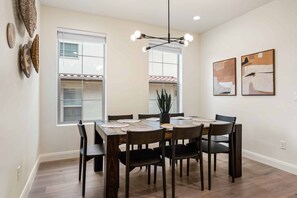 Dining - Red Rock Adventures 4 Bedroom Townhouse (Washington)