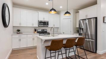 Townhome, 4 Bedrooms | Private kitchen