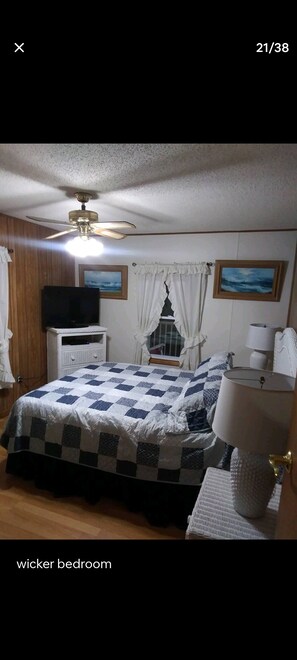 3 bedrooms, iron/ironing board, WiFi, bed sheets - Chincoteague Pony Penning Hideaway (Chincoteague)