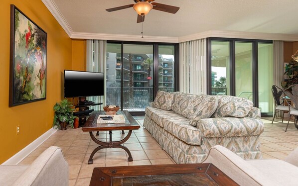 Condo, 2 chambres | Aire de séjour | Lecteur de DVD