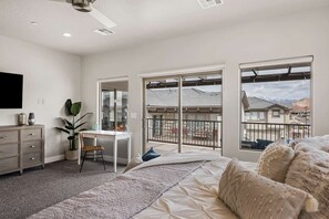 7 bedrooms, laptop workspace, iron/ironing board, cots/infant beds