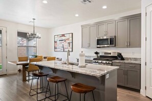 Cocina privada | Refrigerador, horno, cafetera y tetera y tostadora 