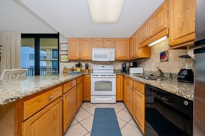 Condo, 3 quartos | Cozinha privada | Geladeira, fogão, cafeteira/chaleira