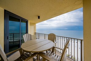 Condo, 3 chambres | Restauration en plein air