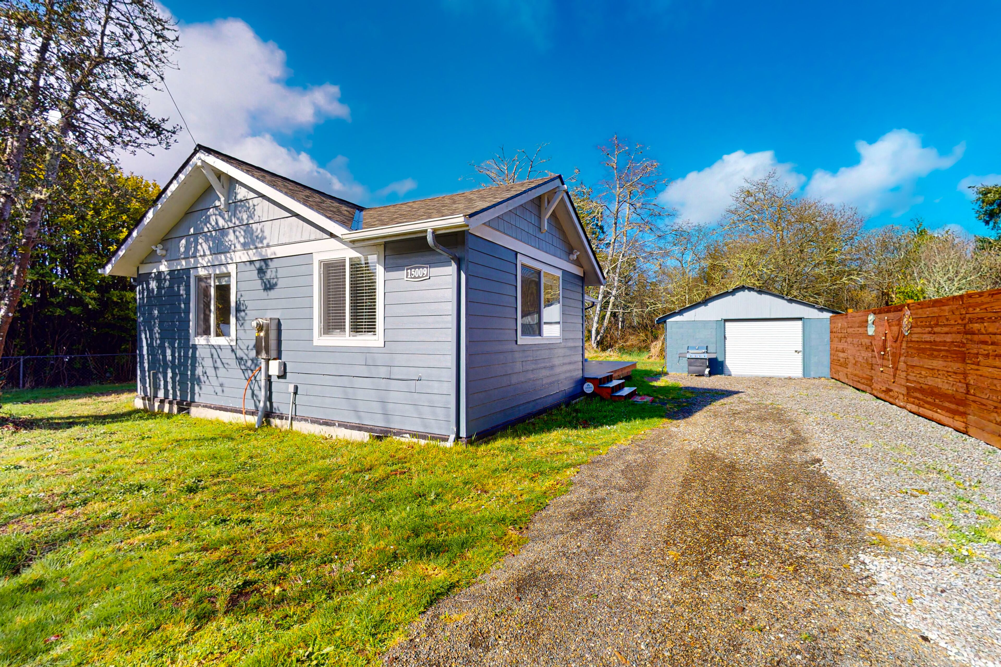 Dog-friendly coastal cottage with a deck, beach gear, board games, W/D, & AC