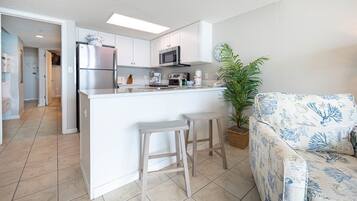 Condo, 1 Bedroom | Private kitchen | Fridge, oven, coffee/tea maker