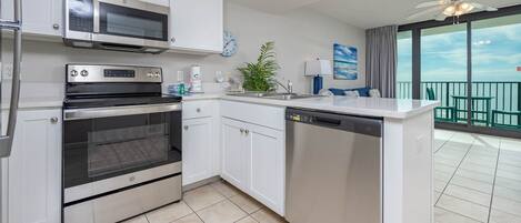 Condo, 1 Bedroom | Private kitchen