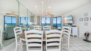 Condo, 3 Bedrooms | Tempat makan