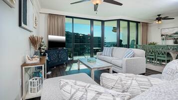 Condo, 2 quartos | Área de estar