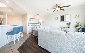 Condo, 2 chambres | Aire de séjour