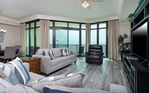 Condo, 3 Bedrooms | Living area